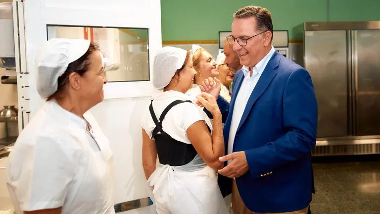 Imagen de archivo del consejero Poli Suárez durante una visita a un comedor escolar.
