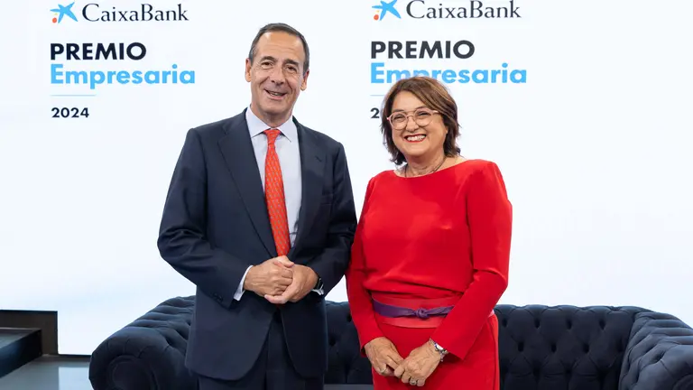 El consejero delegado de CaixaBank, Gonzalo Gortázar, y la ganadora territorial del CaixaBank Premio Empresaria en Canarias, Esther Cabrera.