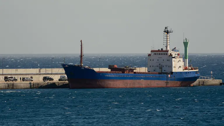 Los Servicios de Vigilancia Aduanera española y francesa han interceptado un carguero, de nombre 'Ras', con bandera de Tanzania, que transportaba 4.000 kilogramos de cocaína, en aguas al noreste de Lanzarote. Los diez tripulantes han sido detenidos y transportados junto al buque hasta el Puerto de Arrecife. EFE/ Adriel Perdomo.