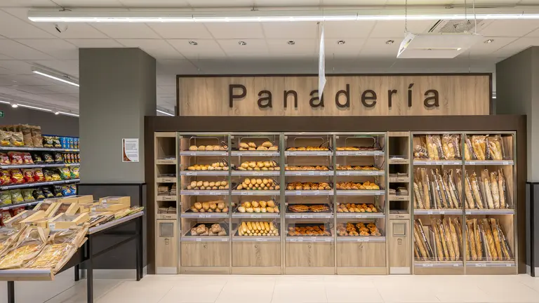 El establecimiento cuenta con secciones de frescos como panadería y frutería.