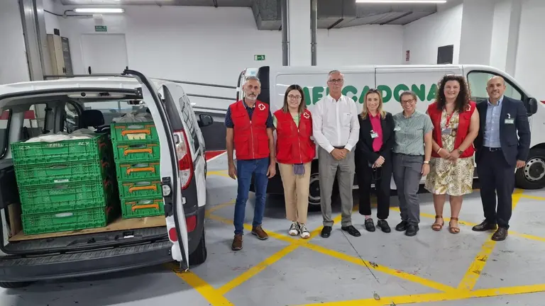 Representas de Cruz Roja y Mercadona durante una de las entregas.