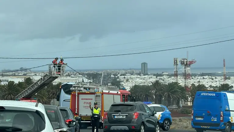Los bomberos reparan el cable