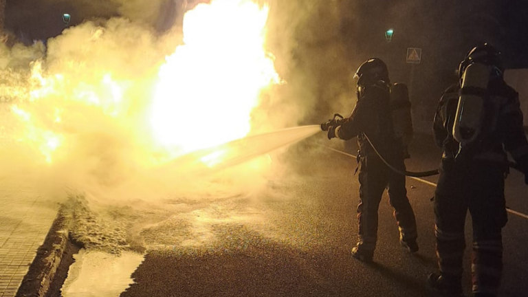 Incendio de contendores en Costa Teguise.