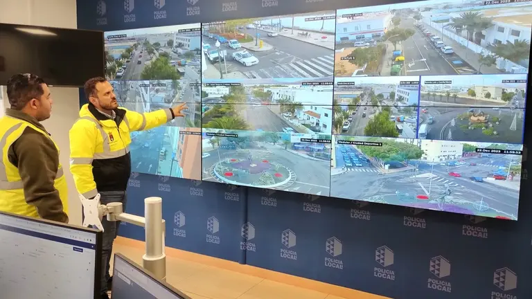 Sala de Control de la Policía Local de Arrecife con el despliegue de las vídeos cámaras.