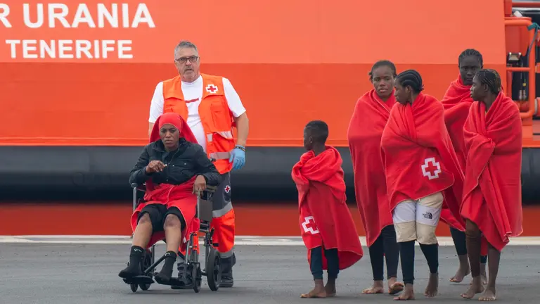 La Guardamar Concepción Arenal, de Salvamento Marítimo, ha rescatado a 114 personas de origen subsahariano, entre ellas quince mujeres, un bebé y un niño, localizadas a bordo de dos lanchas neumáticas al nordeste de Lanzarote. Todos han sido trasladados al puerto de Arrecife. EFE/Adriel Perdomo. ARCHIVO.