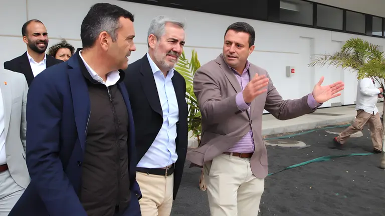 Óscar Noda junto al presidente de Canarias y el presidente del Cabildo en una visita al Puerto de Playa Blanca. FOTO: ARCHIVO