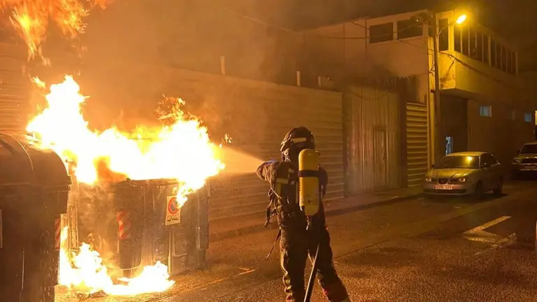 Los bomberos sofocando el fuego