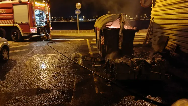 Incendio de contenedores en la calle Guatisea.
