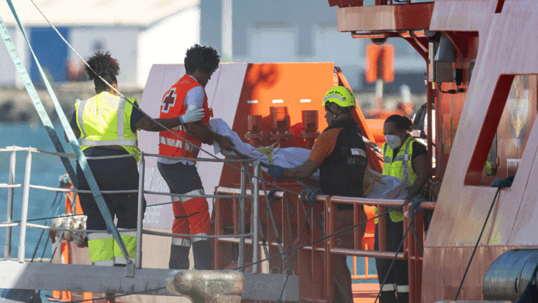 Traslado de las víctimas (Efe-Adriel Perdomo)