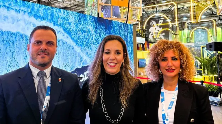 El alcalde, la consejera de Turismo y Eli Merino