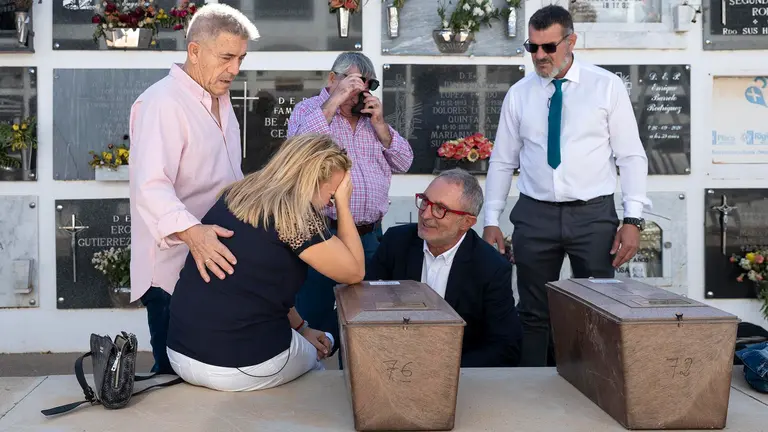 FOTO: EFE. Dos náufragos del 'Domenech de Varó' viajan ya a Cádiz para descansar cerca de su familia