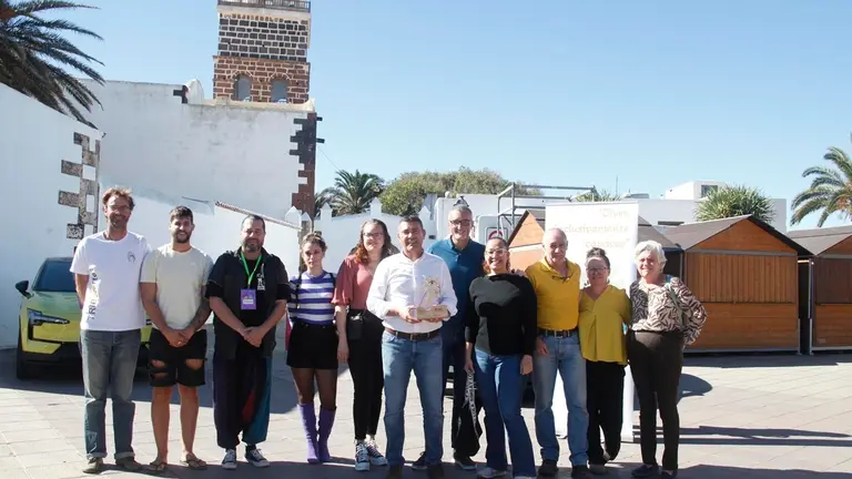 El presidente del Cabildo de Lanzarote y el consejero de Bienestar Social, junto a miembros de colectivos que gestionan el Punto Naranja