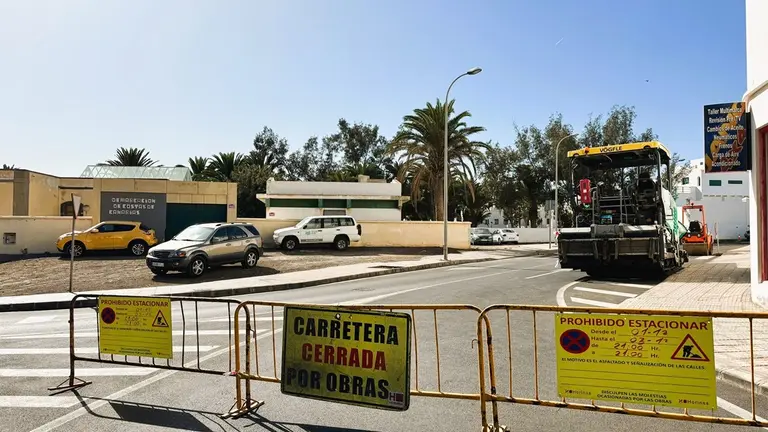 La empresa adjudicataria de los trabajos ha instalado el fin de semana vallas con carteles informando de los cierres, y los días y horarios previstos para el reasfaltado