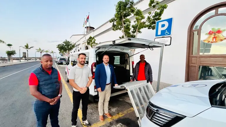 Yonathan de León y Mario González Altube presentan hoy los dos nuevos taxis adaptados, junto a los titulares de las licencias . Presentación junto al Ayuntamiento de Arrecife 