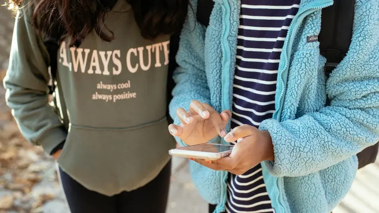 Niños con móvil. Imagen Archivo.