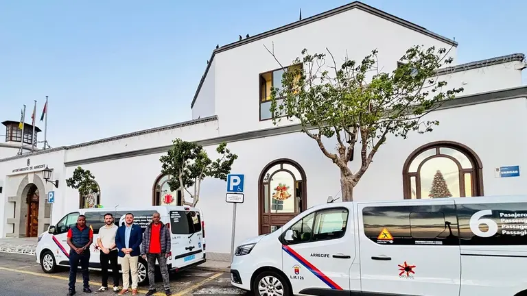 Arrecife convoca pruebas para sacar el permiso para conducir taxis. El alcalde y el concejal de Transportes en un acto reciente, presentando taxis adaptados