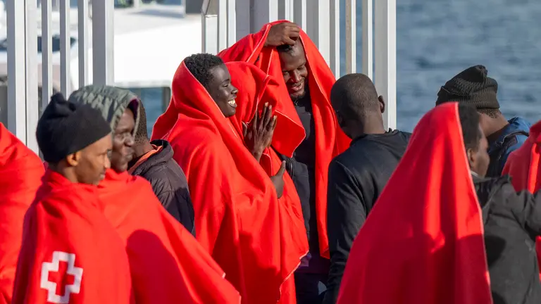 FOTO: EFE. Una sexta neumática rescatada cerca de Lanzarote eleva llegadas el jueves a 321 personas
