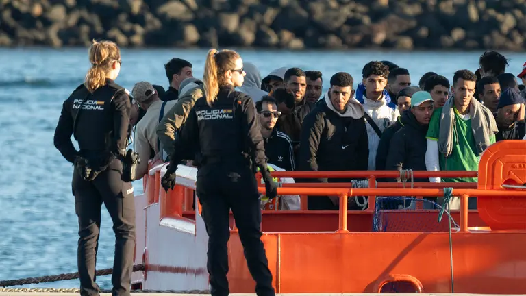 Salvamento Marítimo ha auxiliado este martes por la tarde en aguas al este de Lanzarote a 118 personas de origen subsahariano y magrebí que intentaban llegar a la isla en dos lanchas neumáticas. EFE/Adriel Perdomo