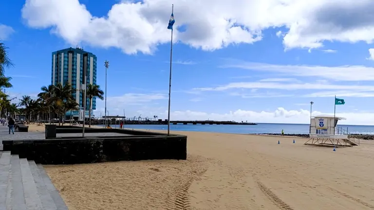 Desde ayer ondea la bandera verde  en la playa de El Reducto. La playa quedó reabierta al baño 