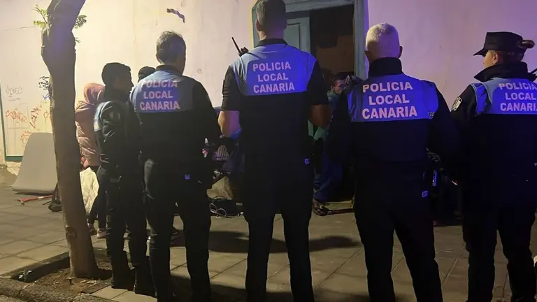 La Policía Local frente a la vivienda ocupada