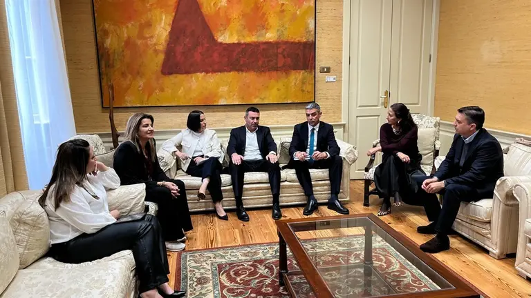 Reunión Oswaldo Betancort en el Parlamento