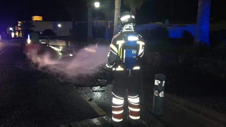 Los bomberos sofocando el incendio en contenedores en Puerto Calero
