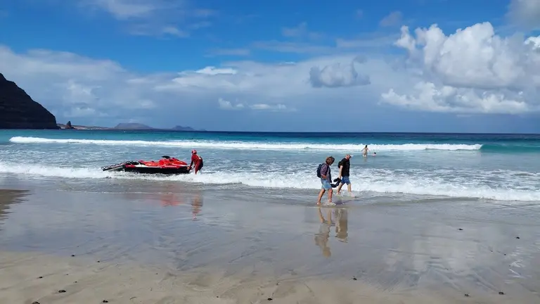 Rescate de las dos personas atrapadas en la costa de Órzola