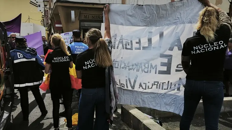 Miembros de 'Núcleo Nacional' en la manifestación de 8M en Arrecife