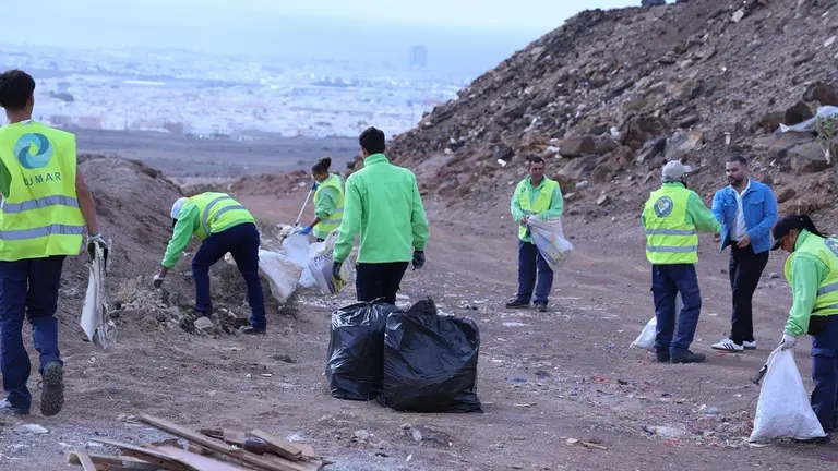 Limpieza de residuos en el barrio de Maneje y Argana