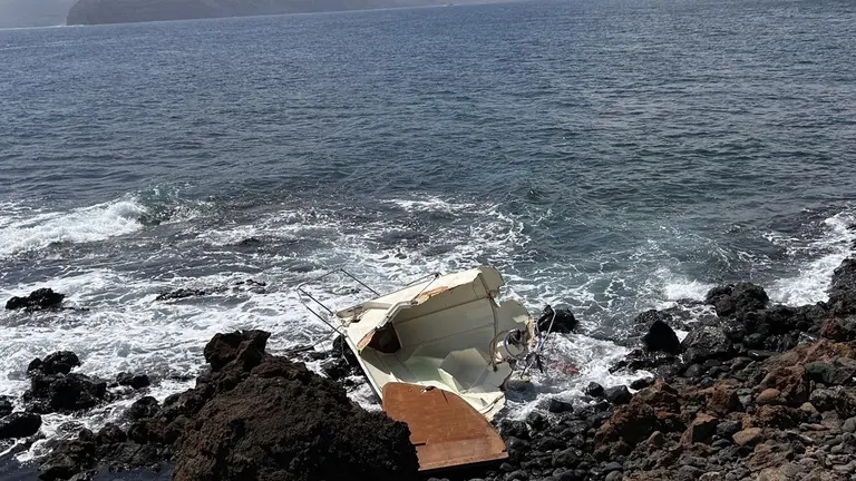 Barco encallado en La Graciosa
