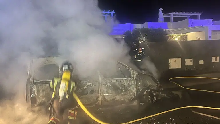 Incendio vehículos en Playa Blanca