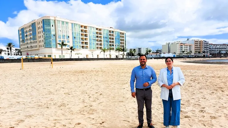 El alcalde de Arrecife, Yonathan de León y la concejala de Medio Ambiente, Davinia Déniz