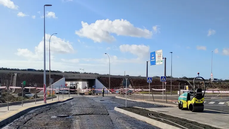 Este jueves se reabrirá al tráfico la circulación bajo el Puente de la Circunvalación de Arrecife. El Ayuntamiento requirió celeridad a la empresa estatal del Emisario Submarino 