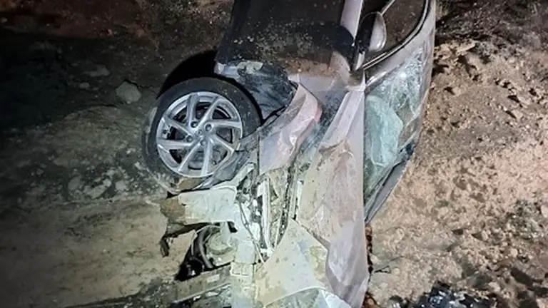 El coche volcado en San Bartolomé