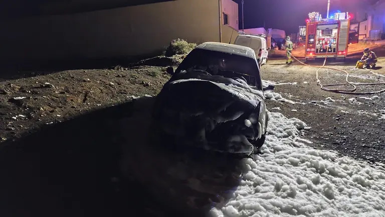 El fuego en el coche apagado por los bomberos en Lanzarote