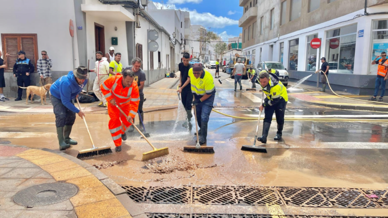 Yonathan de León con los efectivos de limpieza