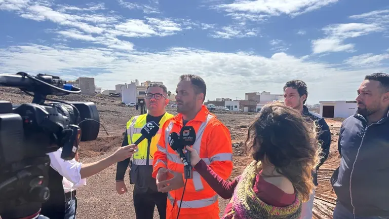 El alcalde de Arrecife durante la rueda de prensa por la tromba de agua en la capital