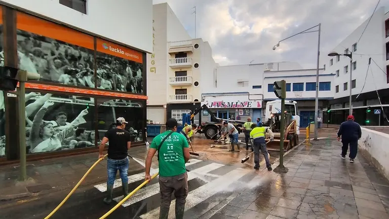 Arrecife tiene desplegados a más de 100 personas en los trabajos para recuperar la normalidad en las calles afectadas por las fuertes lluvias
