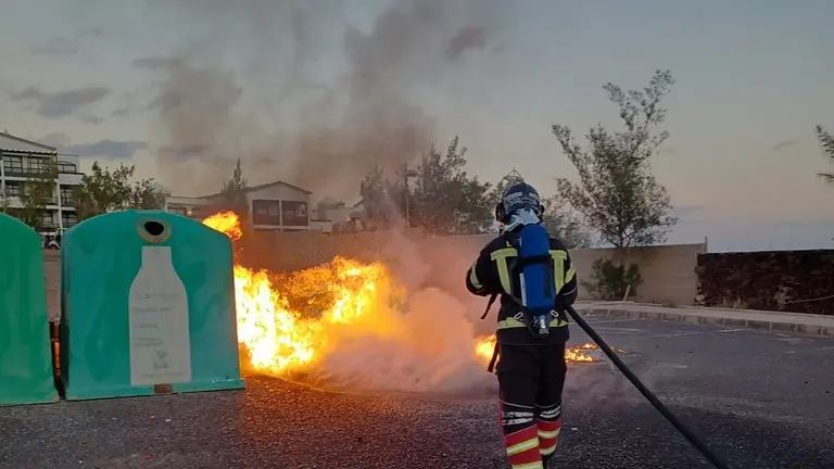 Los dos contenedores ardiendo en Playa Blanca