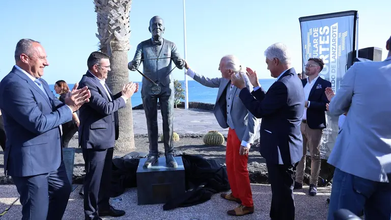 escultura en honor a