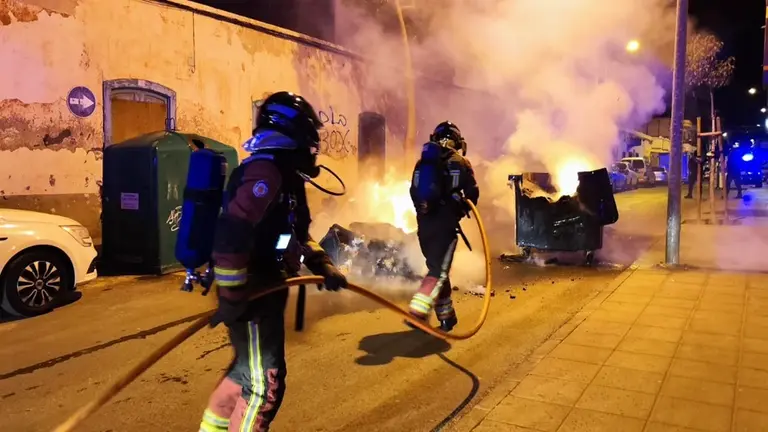 Los bomberos apagando el incendio del contenedor en Arrecife. FOTO: ARCHIVO