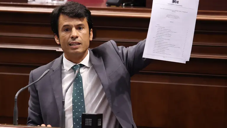Marcos Bergaz (PSOE) durante su intervención en el pleno del Parlamento 
