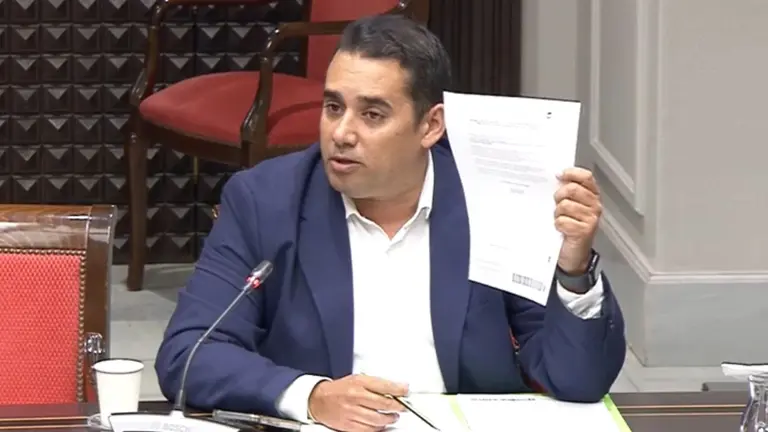 Yoné Caraballo enseña a la consejera el supuesto informe de medio folio de la consejeria