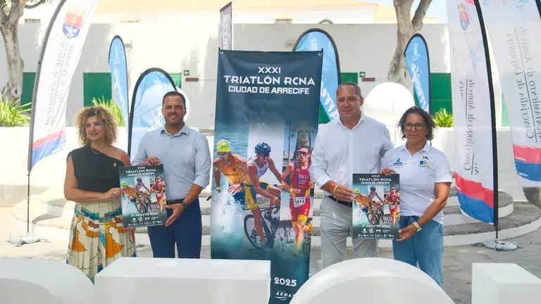 Eli Merino, Yonathan de León, Juan Monzón y Erica Machín presentando hoy el XXXI Triatlón RCNA CIudad de Arrecife