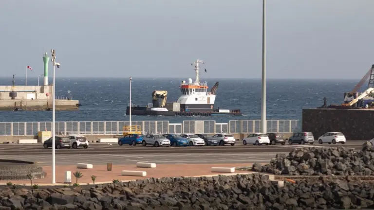 El buque remolcador Zwerver ha atracado en el puerto de Los Mármoles&nbsp; EFE/ Adriel Perdomo