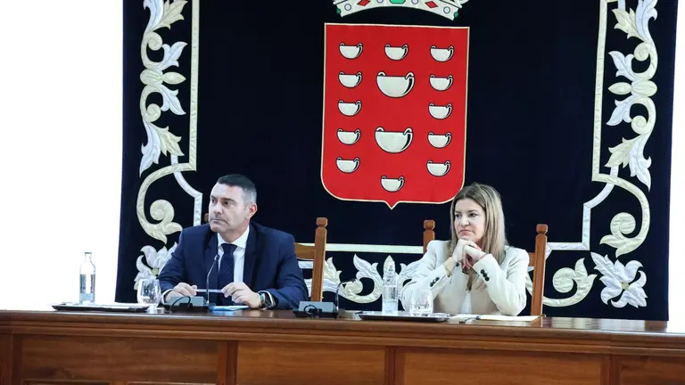 El presidente, Oswaldo Betancort, y la vicepresidenta, María Jesús Tovar