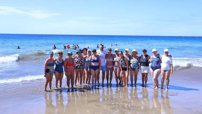 PRESIDENTE CON LOS MAYORES EN AQUA GYM (1)