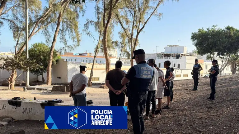 Despliegue de la Policía Local de Arrecife realizado esta semana en el Parque de Los Pinos, en Titerroy, para combartir la venta de drogas