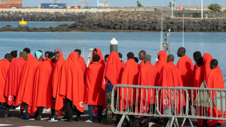 Salvamento Marítimo ha socorrido este viernes a unos diez kilómetros de Arrecife a 57 inmigrantes subsaharianos -53 hombres y 4 mujeres- que intentaban llegar a Lanzarote en una lancha neumática. EFE/Adriel Perdomo