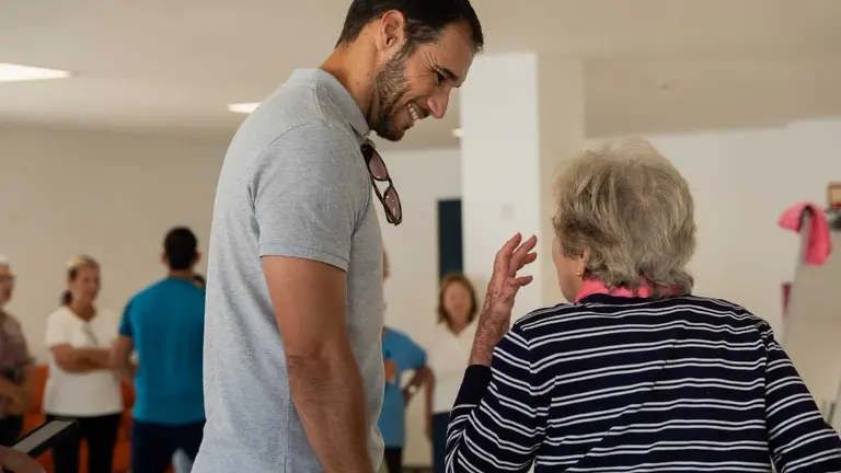 Rosmen Quevedo, concejal de mayores en el Ayuntamiento de Arrecife, participando en la campaña "Recuérdame"